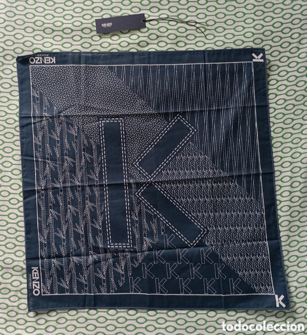 Segunda mano: Sin usar ⭐ Set original KENZO Parfums: pa&ntilde;uelo + caja estuche. Modelo BLUE FUROSHIKI, azul marino