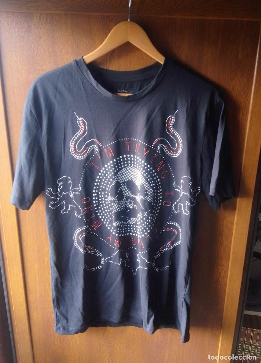 Segunda mano: Camiseta negra con mensaje. Detalles de pedrer&iacute;a. Calavera. Zara. Talla M