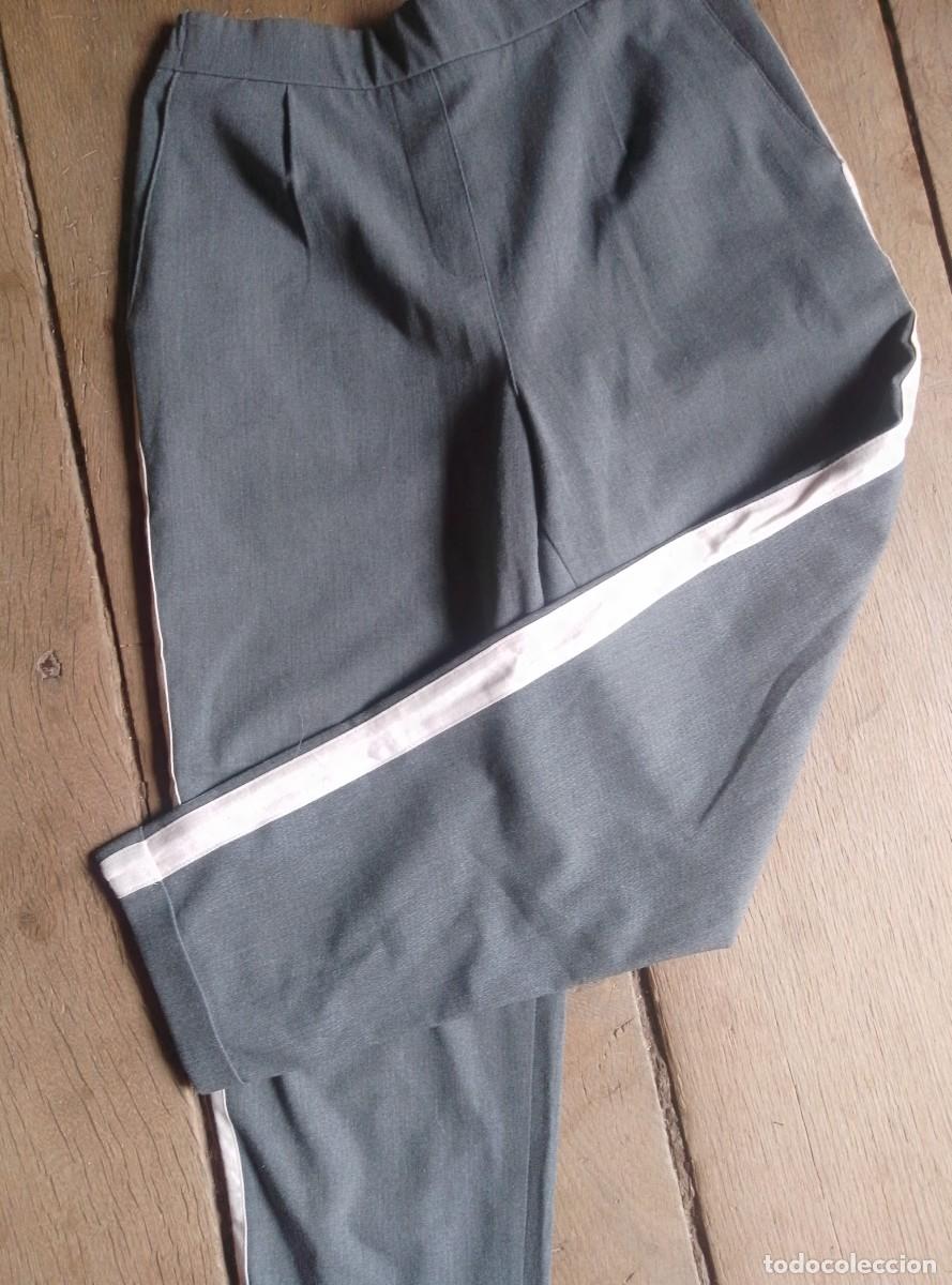 Segunda mano: Pantal&oacute;n de vestir gris con raya lateral blanca. Pull&Bear. Talla S