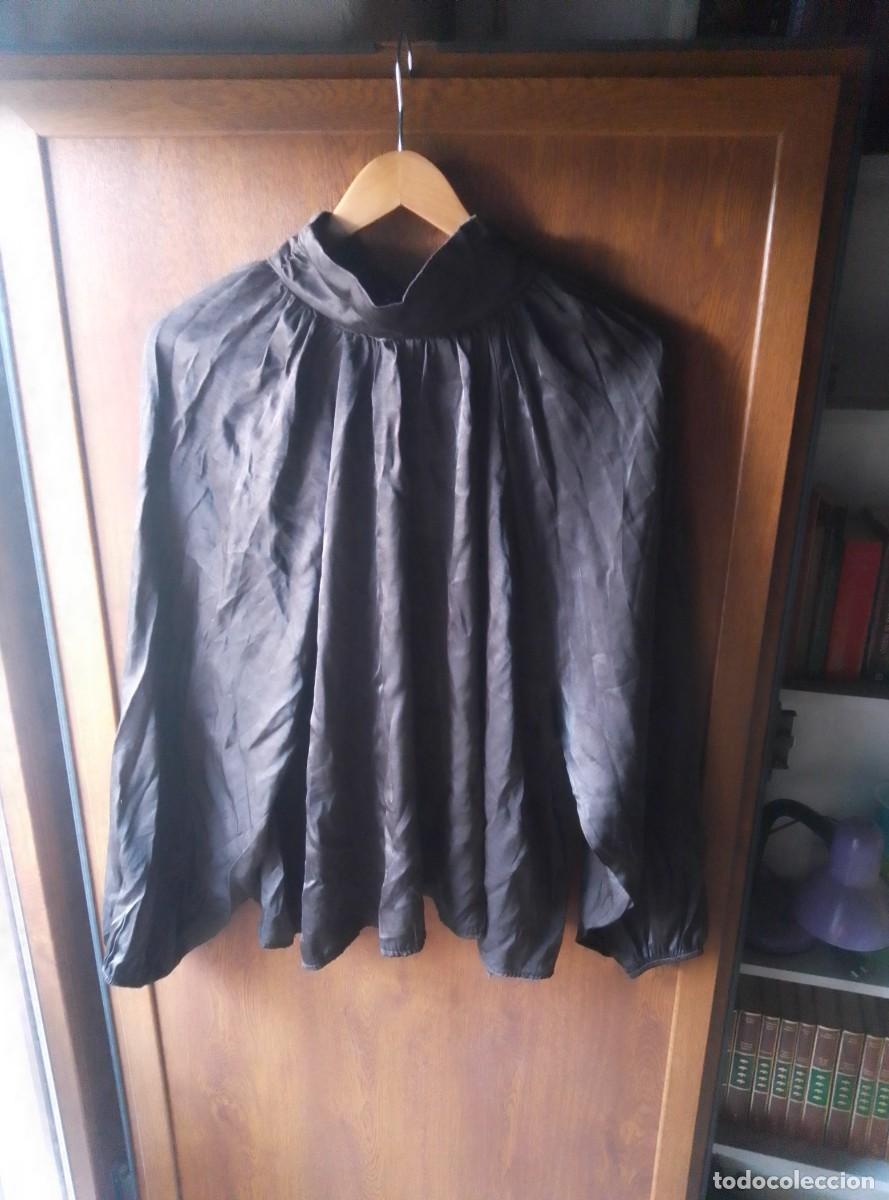 Segunda mano: Bonita blusa amplia negra satinada. Efecto sedoso. Mulaya. Talla M/L