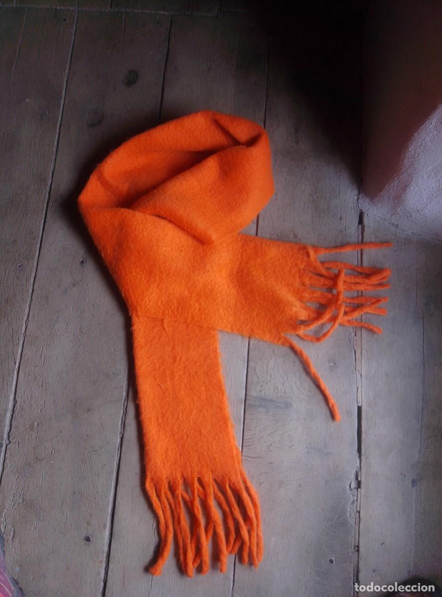 Segunda mano: Gran bufanda de un llamativo color naranja. Flecos. Peluda