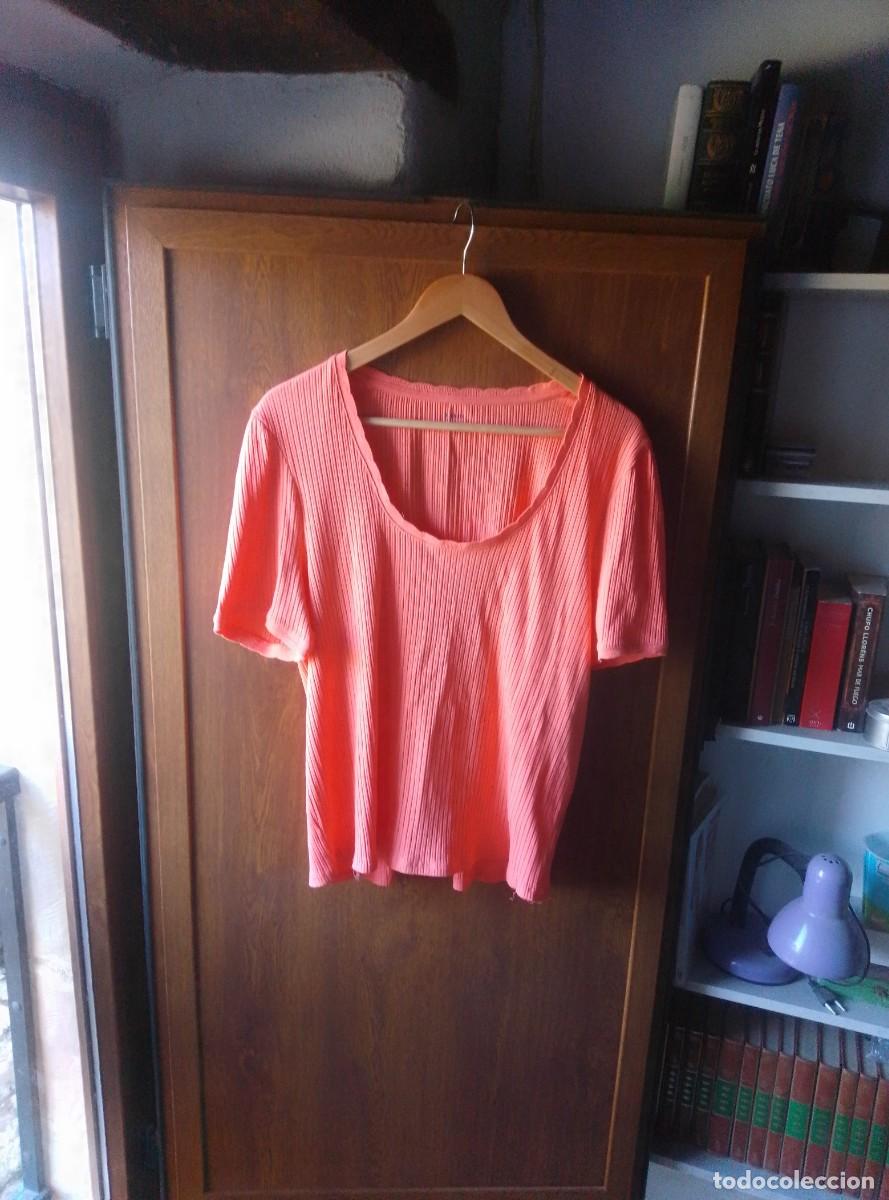 Segunda mano: Camiseta manga corta acanalada. Coral. Kiabi. Talla XL