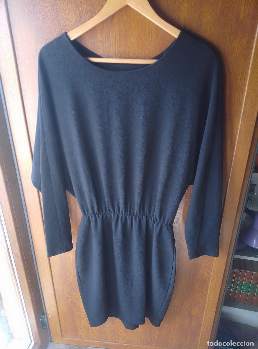 Segunda mano: Elegante vestido negro Conleys. Detalle botones en la espalda. Talla L