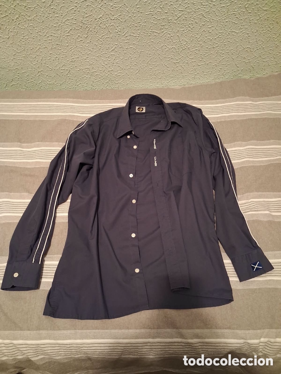 Segunda mano: Camisa SCOTISH CLAN azul marino. Bordada. Manga larga. A&ntilde;os 90 - 2000. Talla M (como S). Escorpi&oacute;n
