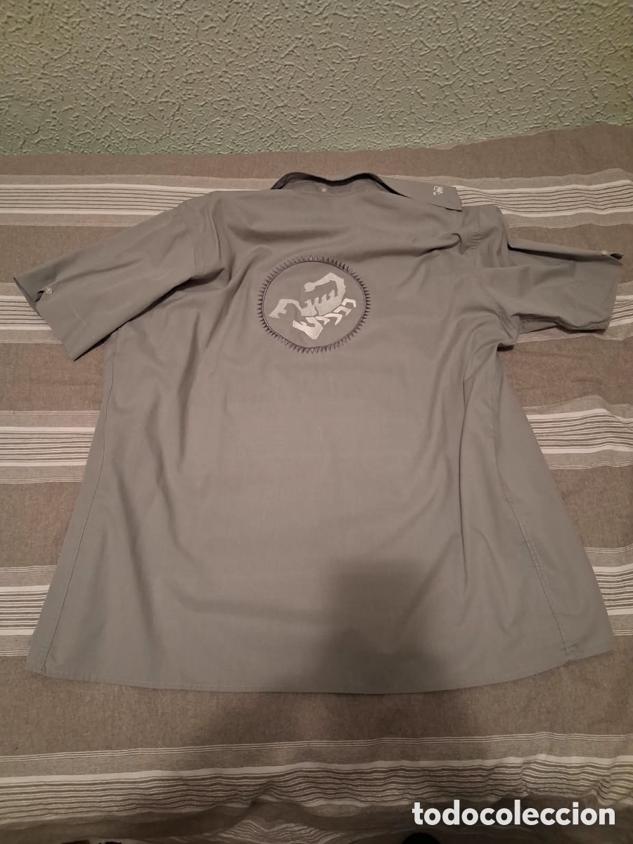 Segunda mano: CAMISA SCOTISH CLAN gris. Bordada. Manga corta. A&ntilde;os 90 - 2000. Talla L (como M). Escorpi&oacute;n