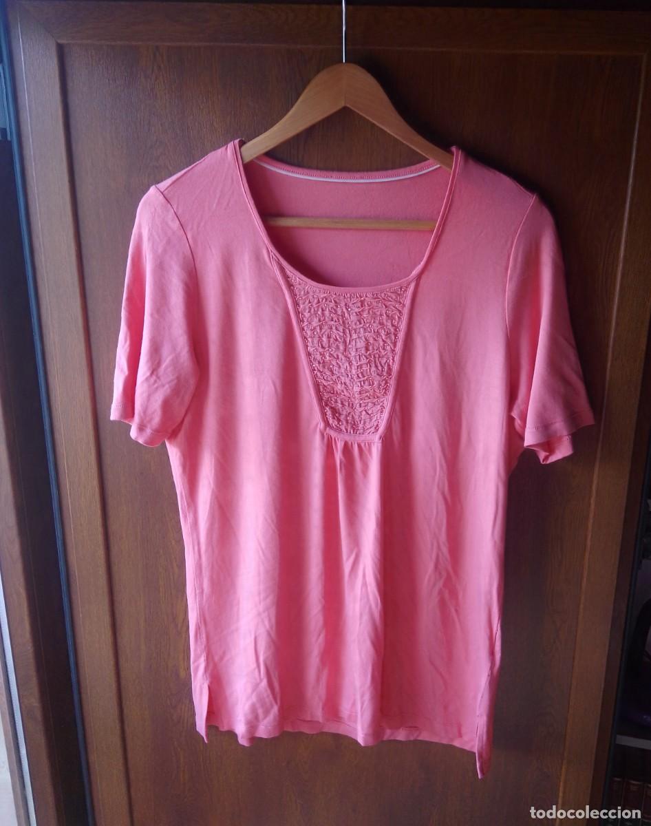 Segunda mano: Camiseta rosa manga corta. Detalle en el pecho. Talla L