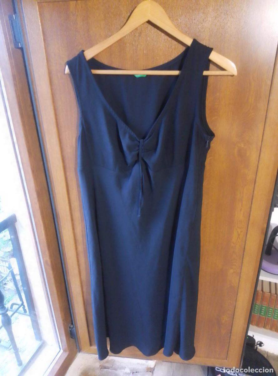 Segunda mano: Vestido largo sin mangas azul marino. Benetton. Talla L