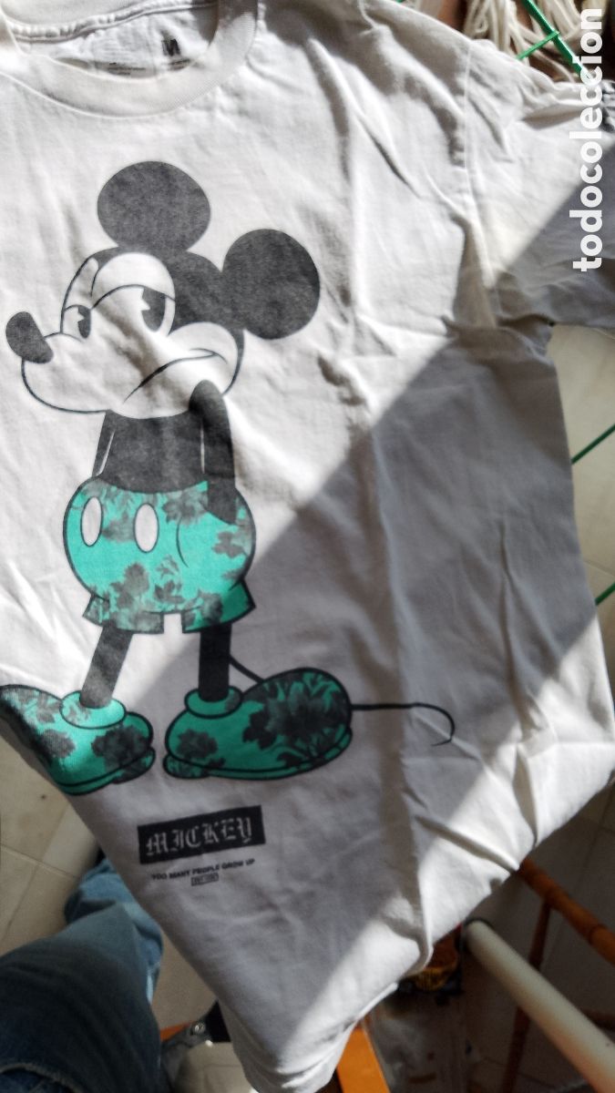 Segunda mano: Disney Neff Mickey Mouse ..T SHIRT . TOO MANY PEOPLE GROW UP . MADE IN MEXICO