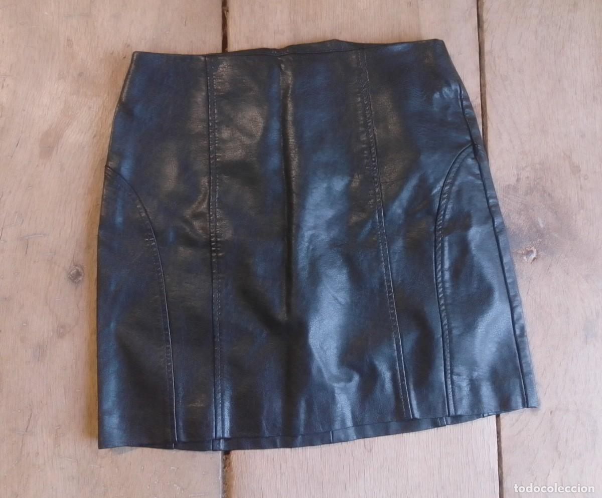 Segunda mano: Minifalda efecto cuero negra. Stradivarius. Talla 34