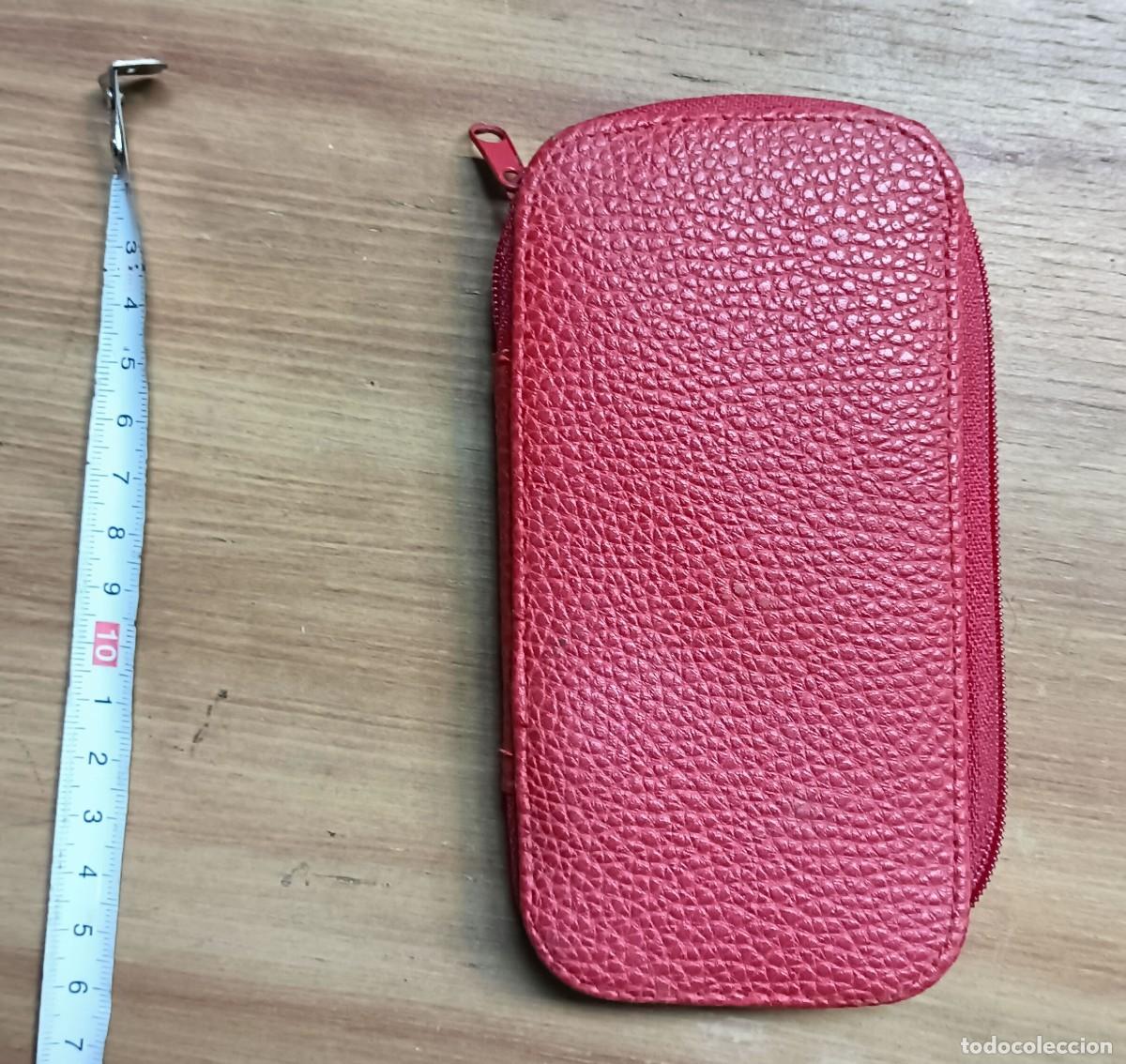Segunda mano: ESTUCHE DE MANICURA VAC&Iacute;O - CON CREMALLERA - ACABADO GRANULADO ROJO - INTERIOR FORRADO EN TERCIOPELO