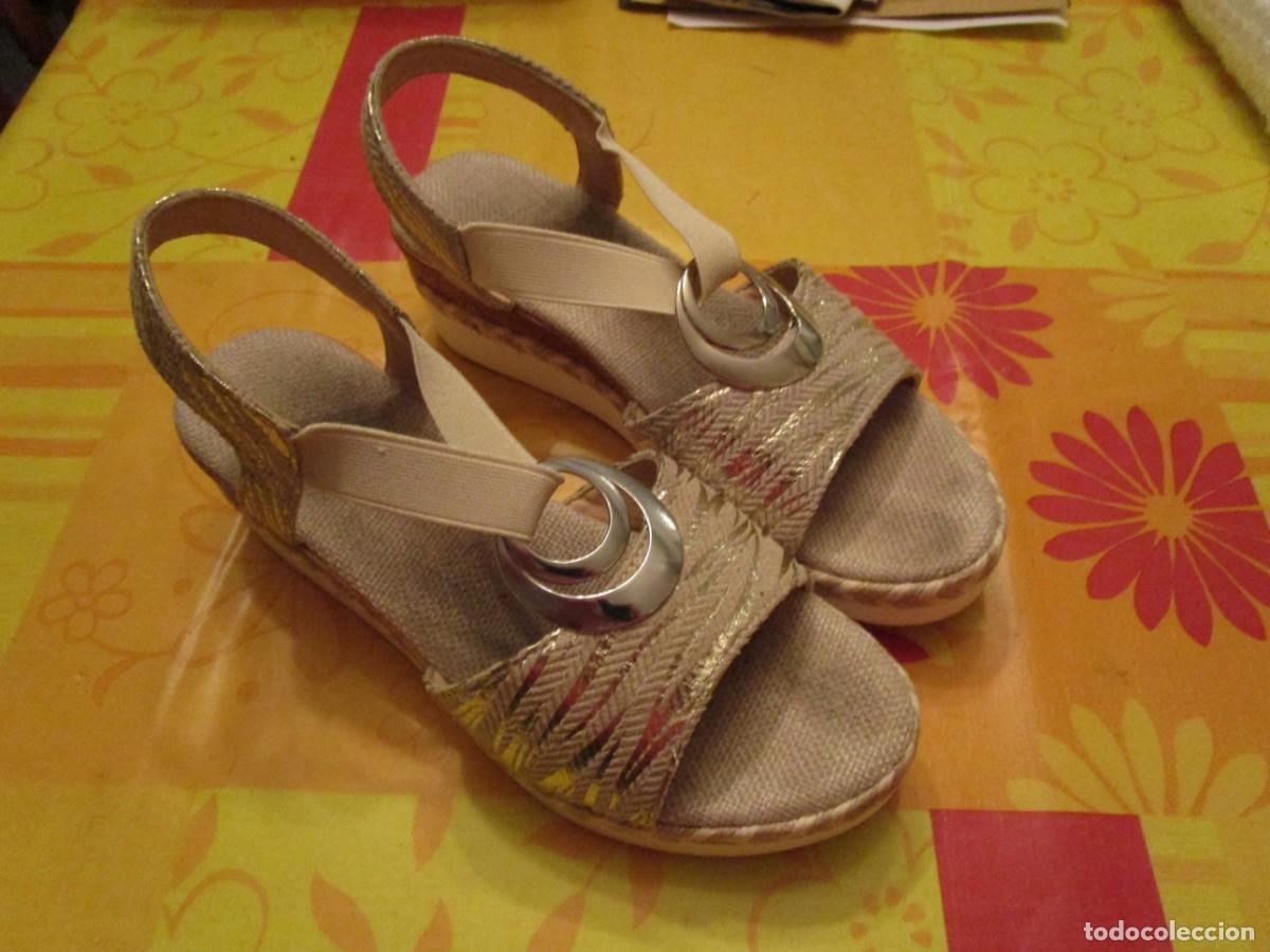 Segunda mano: SANDALIAS DE VERANO EN DORADO, BEIGE Y ESPARTO