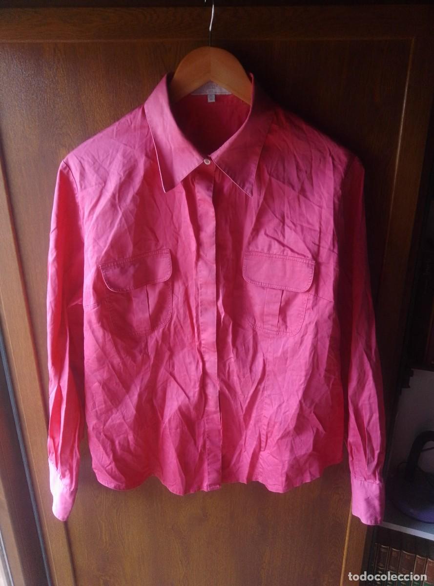 Segunda mano: Camisa blusa Figaret en un llamativo rosa fucsia. Manga larga. Botones ocultos. Talla 44