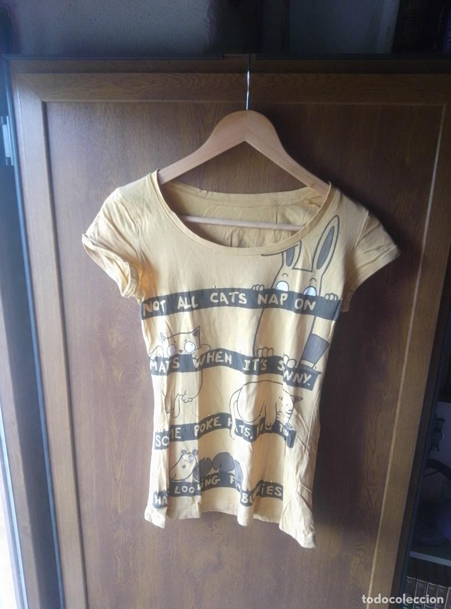 Segunda mano: Camiseta manga corta con mensaje. Gatos. Amarillo mostaza. Talla S