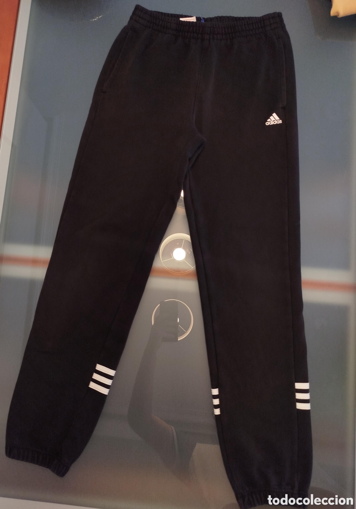 Segunda mano: Pantal&oacute;n Ch&aacute;ndal Adidas Future Icons Ni&ntilde;o (Talla 13-14 a&ntilde;os / 164 cm)