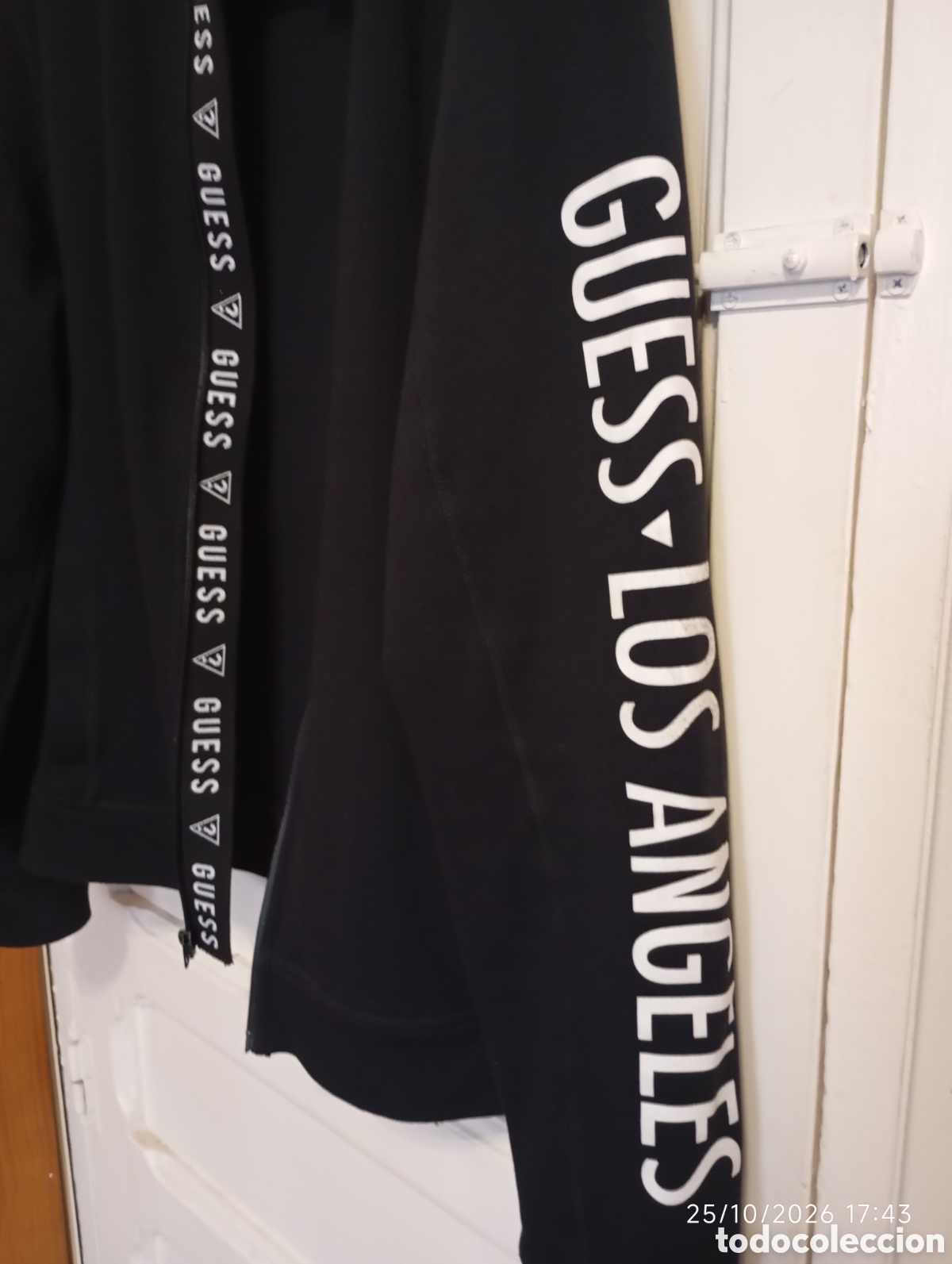 Segunda mano: Beautiful black Guess zip-up track jacket - Foto 3