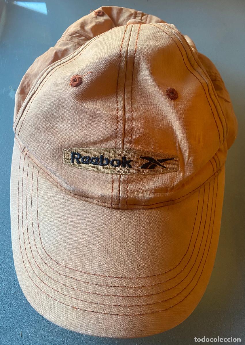 Segunda mano: Gorra color naranja marca Reebok original. Talla ajustable. Vintage, a&ntilde;os 2000. De algod&oacute;n.