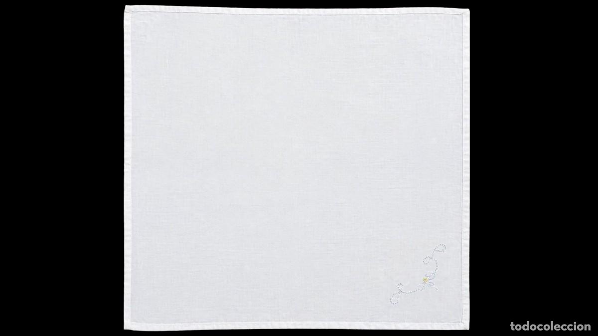 Segunda mano: PA&Ntilde;UELO VINTAGE DE ALGOD&Oacute;N BLANCO CON BORDADO FLORAL - 40 X 40 CM - A&Ntilde;OS 50/60 - COMO NUEVO