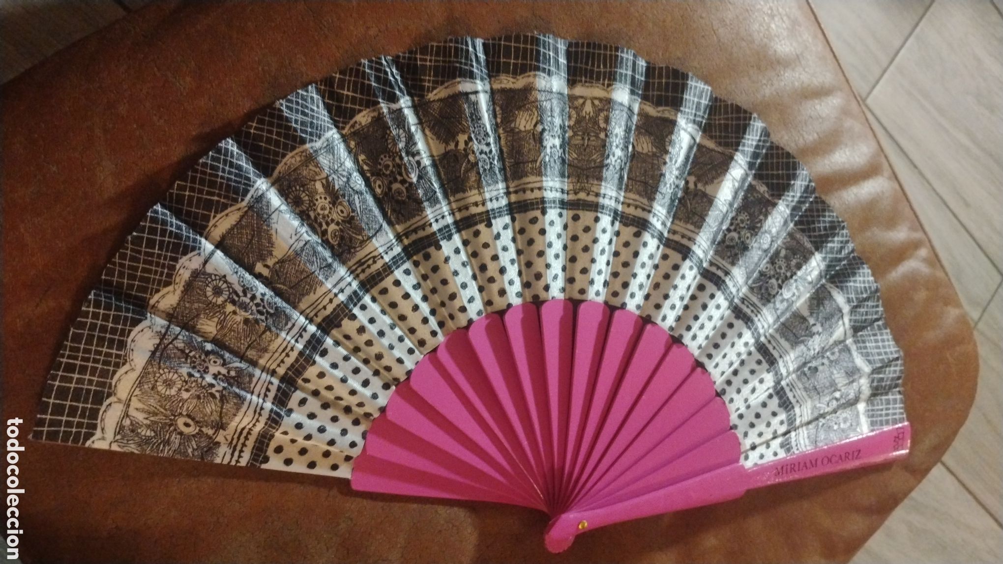 Segunda mano: ABANICO*PINK LACE*POR DISE&Ntilde;ADORAdeROPA-COLECCION PLANETAdeAGOSTINI-KSA