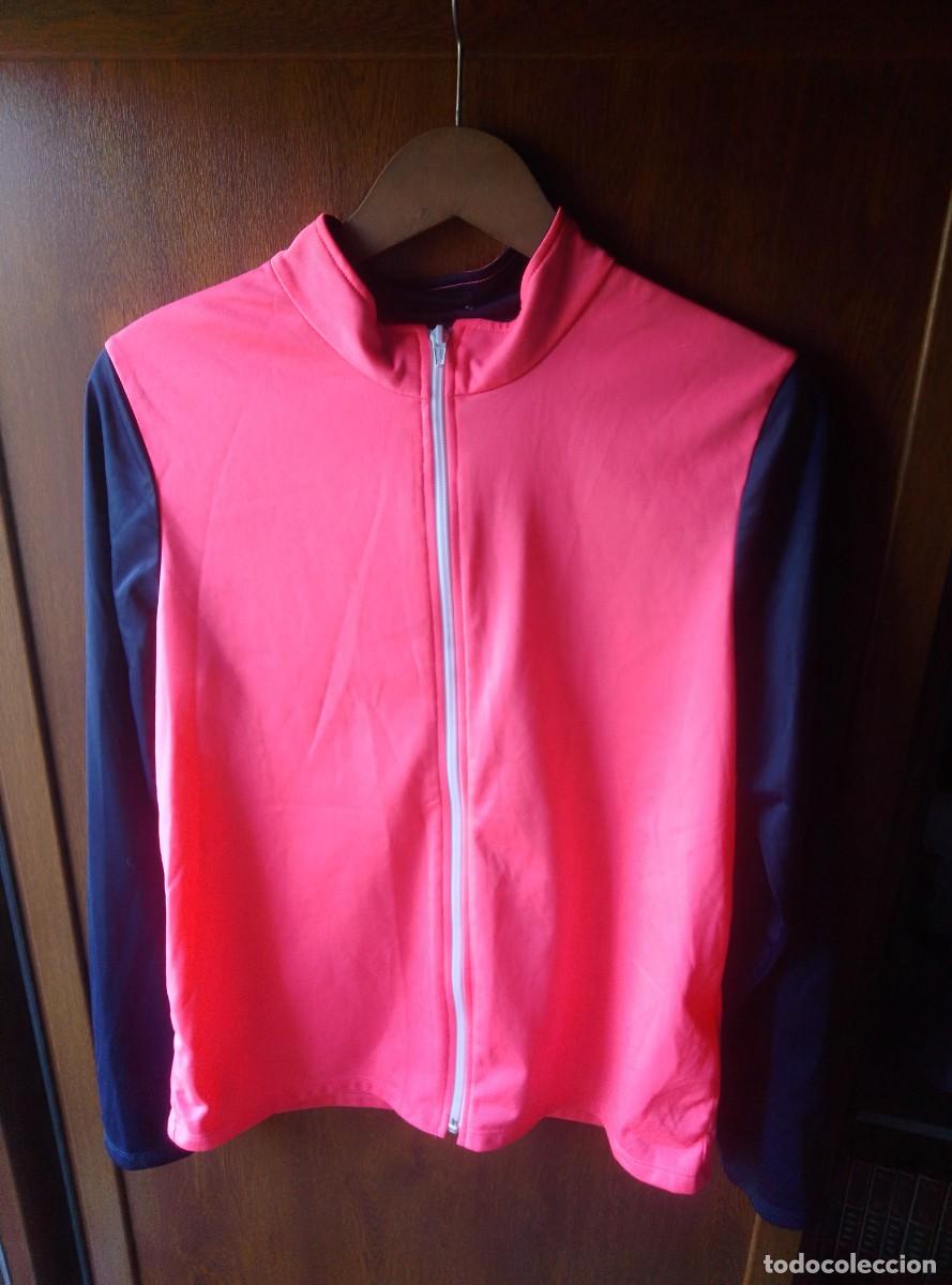 Segunda mano: Chaqueta sudadera ch&aacute;ndal. Rosa fosforito y mangas azul marino. Decathlon. Talla S