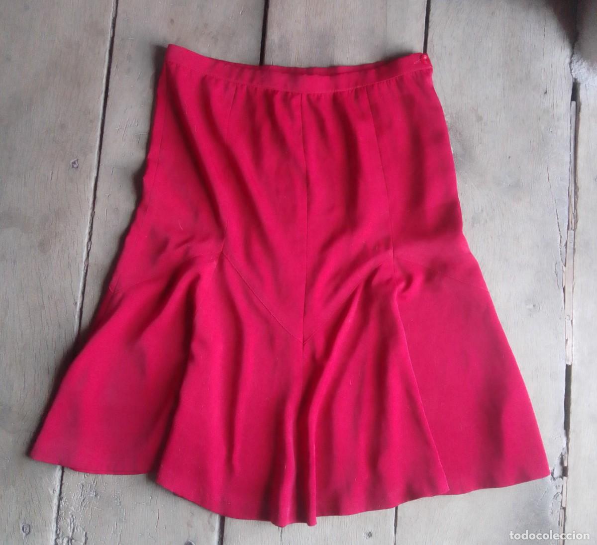 Segunda mano: Falda roja acampanada con costuras verticales. Talla XL