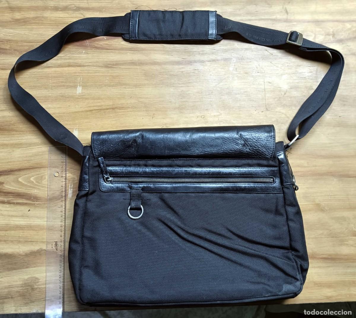 Segunda mano: BOLSO BANDOLERA PIQUADRO NEGRO - PIEL DE VACA Y NAILON - CIERRE IM&Aacute;N