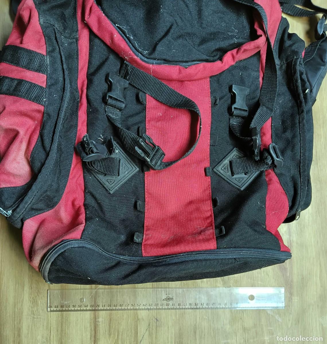 Segunda mano: MOCHILA TREKKING 75 L - NEGRA Y ROJA - CINTUR&Oacute;N LUMBAR - ESPALDA AJUSTABLE - 110 x 50 CM