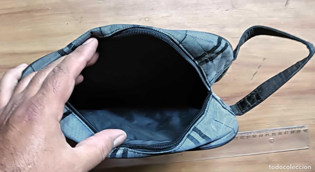 Segunda mano: NECESER DE VIAJE JIALISI - LONA CUADROS GRIS Y NEGRO - COMPACTO - 27 x 18 x 10 CM - COMO NUEVO