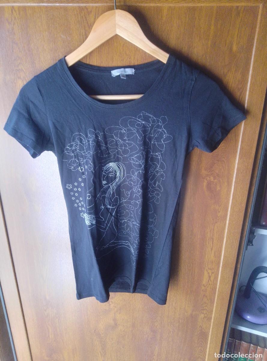 Segunda mano: Camiseta manga corta negra y estampado plateado. Tex Woman. Talla XS