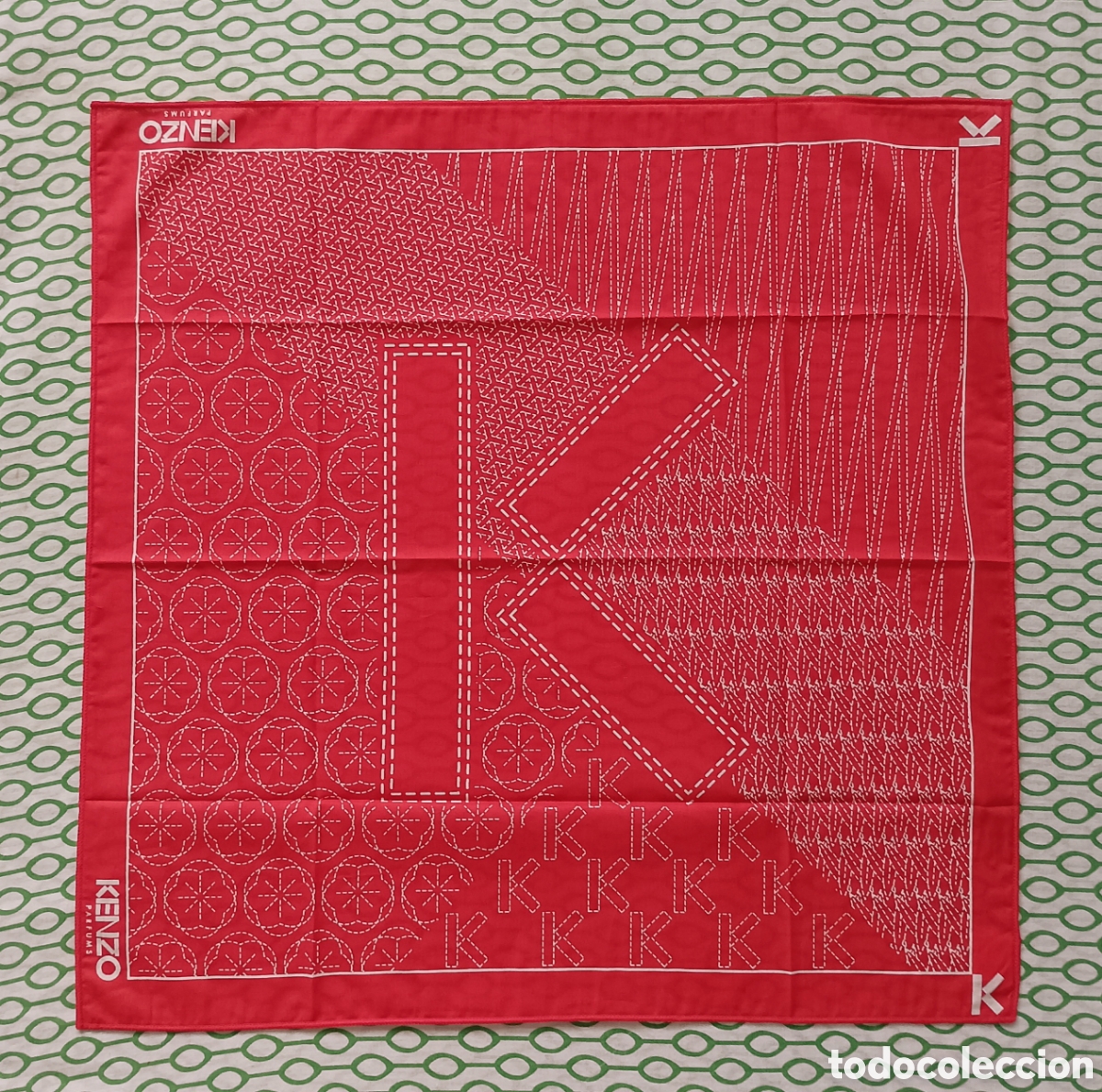 Segunda mano: Sin usar ⭐ Set original KENZO Parfums: pa&ntilde;uelo + caja estuche. Modelo RED FUROSHIKI, color rojo