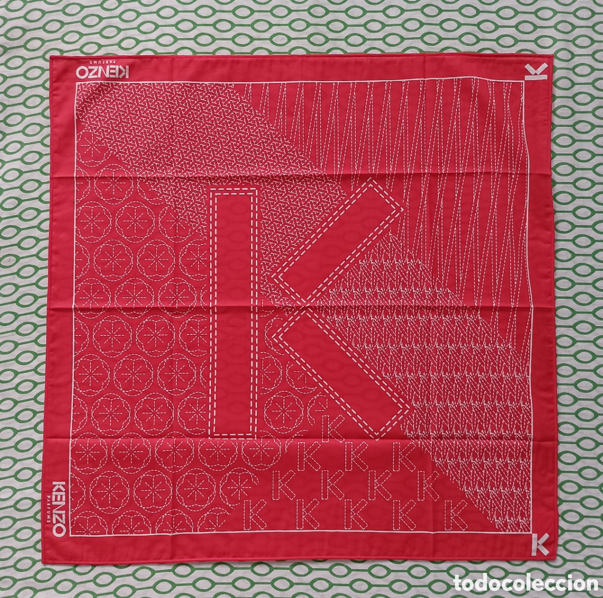Segunda mano: Sin usar ⭐ Set original KENZO Parfums: pa&ntilde;uelo + caja estuche. Modelo RED FUROSHIKI, color rojo