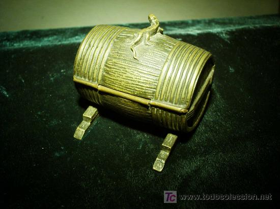 Segunda mano: Cofre de bronce con salamandra en su tapa.Circa 1897 - Foto 5