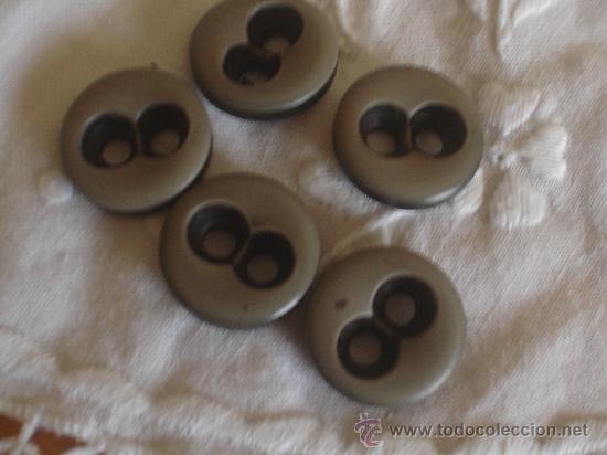 Segunda mano: 5 BOTONES GRISES - Foto 1