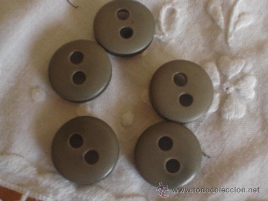 Segunda mano: 5 BOTONES GRISES - Foto 2