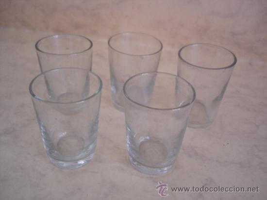 Segunda mano: CINCO FINISIMOS VASITOS - MEDIDAS: ALTO: 4.8 CMS. BOCA: 3.5 CMS. BASE: 2.8 CMS. - Foto 1