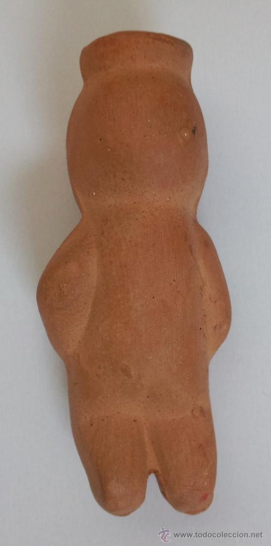 Segunda mano: MU&Ntilde;ECA DE BARRO CON ORIFICIO PARA ORINAR - Foto 2