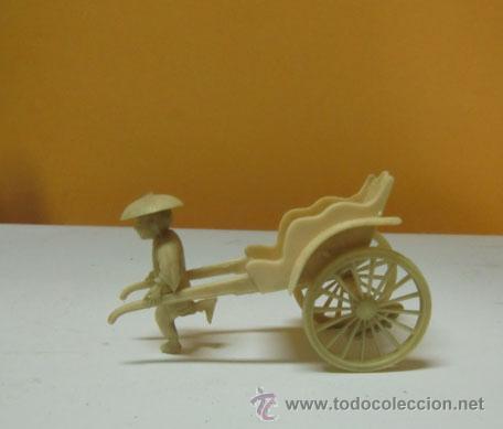 Segunda mano: Peque&ntilde;o chino estirando un carruaje. Pl&aacute;stico - Foto 1