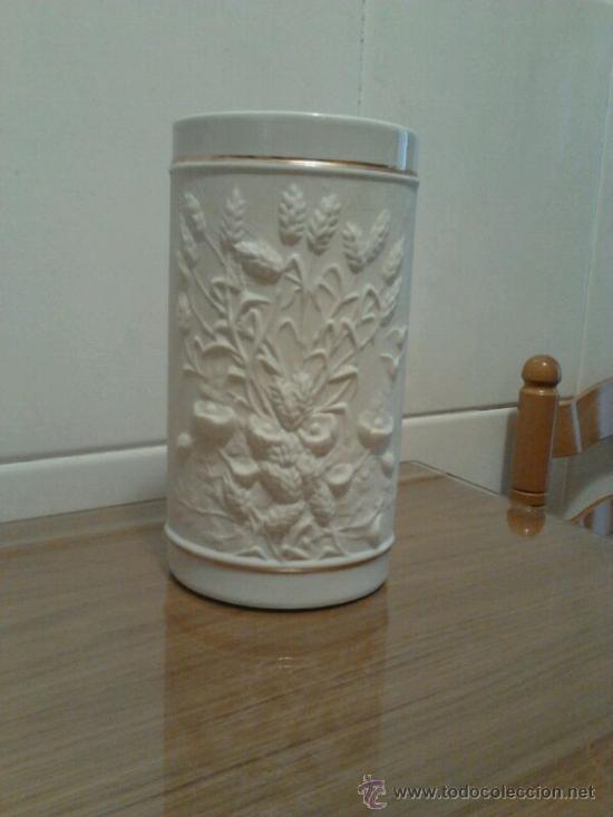 Segunda mano: Jarron de porcelana con relieve. - Foto 1