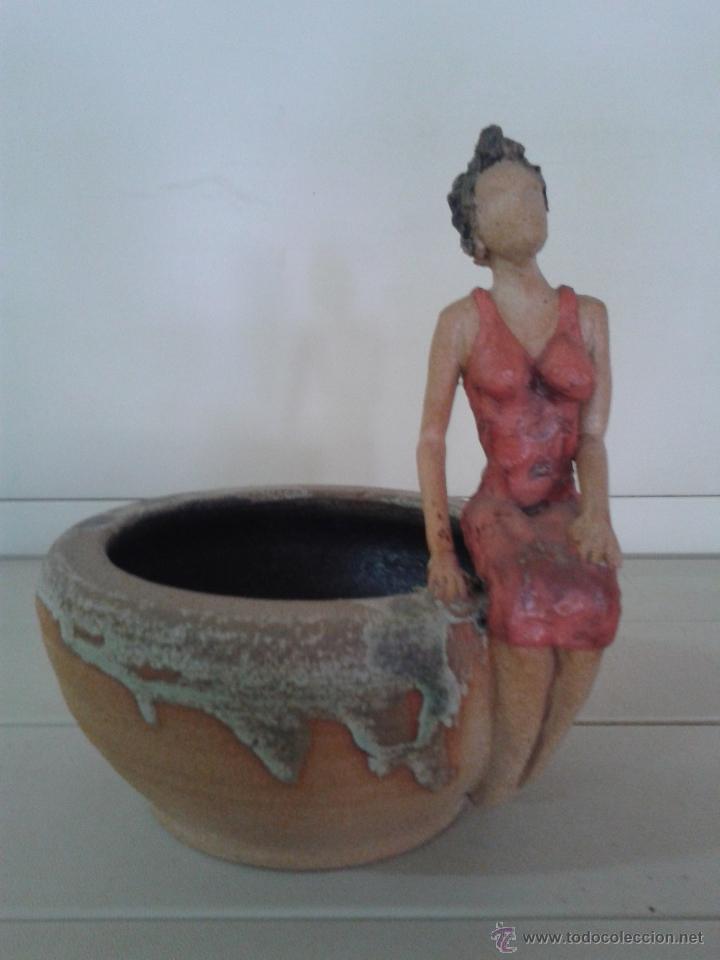 Segunda mano: CUENCO CON FIGURA DE MUJER -- CER&Aacute;MICA DE GRES ARTESANAL -- - Foto 1
