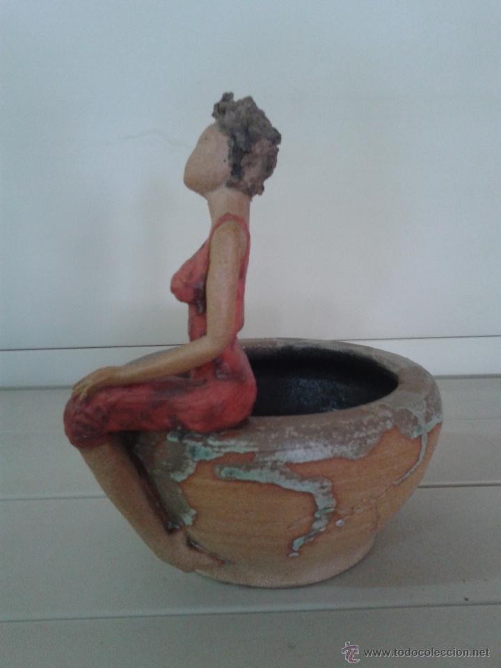 Segunda mano: CUENCO CON FIGURA DE MUJER -- CER&Aacute;MICA DE GRES ARTESANAL -- - Foto 2