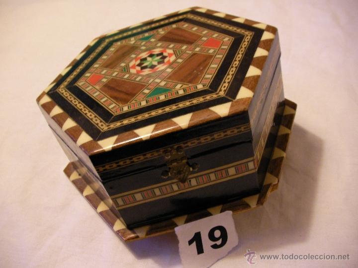 Segunda mano: CAJA DECORADA EXAGONAL CON MUSICA TAMA&Ntilde;O GRANDE - Foto 1