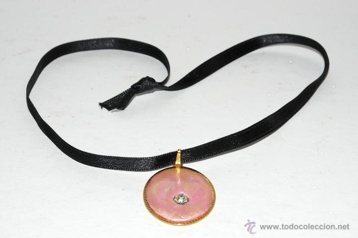 Segunda mano: COLGANTE DORADO CON PEDRERIA - Foto 1