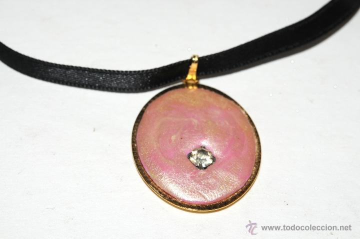 Segunda mano: COLGANTE DORADO CON PEDRERIA - Foto 2