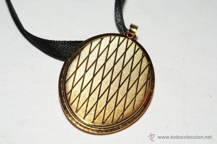 Segunda mano: COLGANTE DORADO CON PEDRERIA - Foto 3