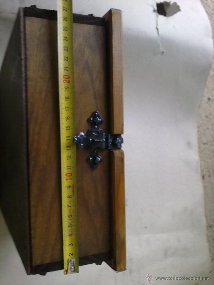 Segunda mano: Caja de madera con tapa de bisagra. - Foto 2