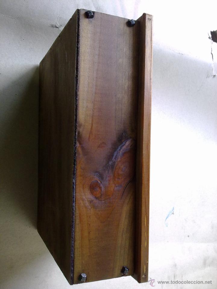 Segunda mano: Caja de madera con tapa de bisagra. - Foto 3