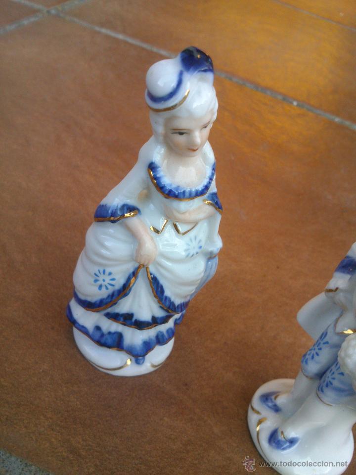 Segunda mano: PAREJA DE DECORATIVAS FIGURAS DE EPOCA. - Foto 4