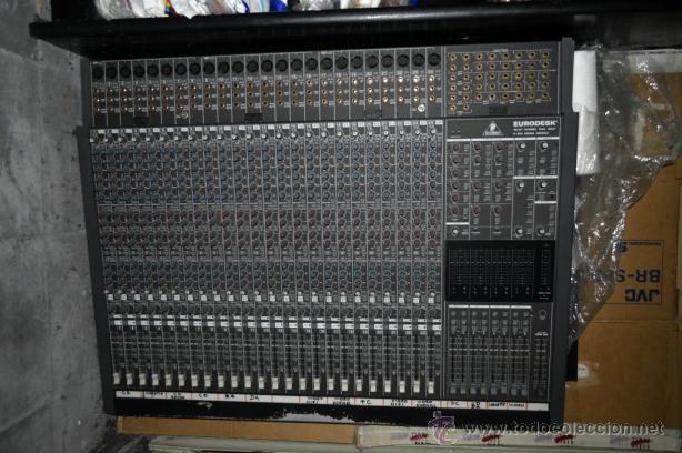 Segunda mano: Lote Mesa de mezcla, altavoces y tapa. - Foto 1