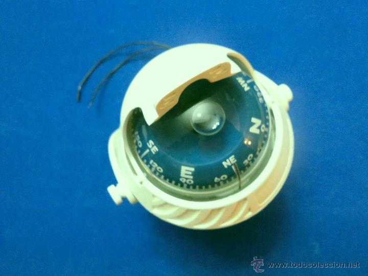 Segunda mano: BRUJULA O COMPAS. RETROILUMINADA 12 V. (INCLUYE SOPORTE DE ANCLAJE). - Foto 3