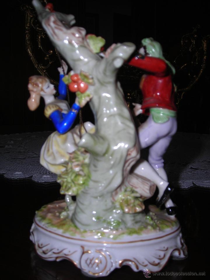 Segunda mano: Conjunto de porcelana, escena goyesca. - Foto 3
