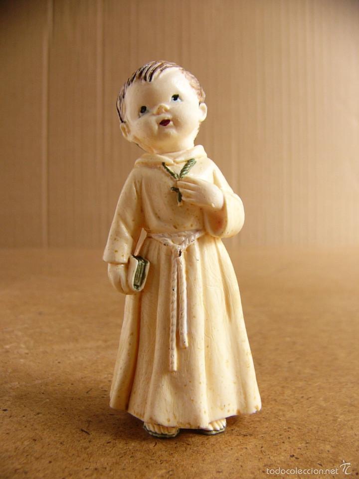 Segunda mano: Figura religiosa de monaguillo con libro y crucifijo - Foto 1